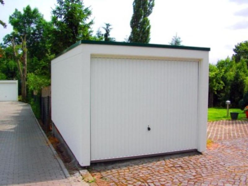 Konténerből garázs